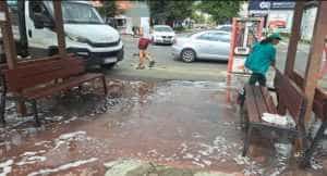 Oamenii străzii și-au improvizat paturi într-o stație de autobuz din Pitești! 2 statie pitesti - Oamenii străzii și-au improvizat paturi într-o stație de autobuz din Pitești!