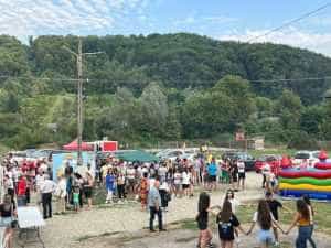 Social - democrații argeșeni, în mijlocul gospodarilor din Beleți-Negrești! 1 Sursă foto: Facebook PSD Arges