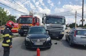 Impact între o autobetonieră și un autoturism la Curtea de Argeș 1 accident masini