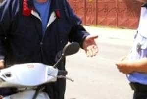 moped beat sursa foto Ora de Sibiu 485x360 1 - Trei infracțiuni dintr-o lovitură. Beat și fără permis, un argeșean a condus un moped neînmatriculat