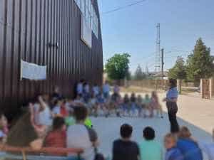 Activități preventive desfășurate de polițiști la Atelierele de vară Șotron din localitatea Hârsești 2 activitati politisti