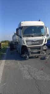 ACUM! Accident cu 2 mașini și un camion pe A1! 1 accident autostrada tir - ACUM! Accident cu 2 mașini și un camion pe A1!