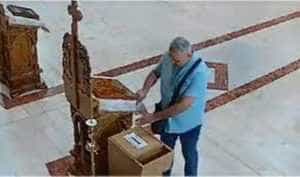 descarcare - (VIDEO) Jaf în Casa Domnului! A furat din cutia milei, dar a fost surprins de camerele de supraveghere