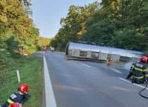 (VIDEO) Accident rutier între un autoturism și un autotren cu cisternă pe DN7! 1 accident cisterna e1693036239983 - (VIDEO) Accident rutier între un autoturism și un autotren cu cisternă pe DN7!