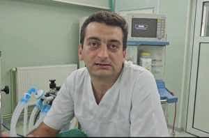Bătrână de 77 de ani salvată de Alexandru Goleșteanu, tânărul neurochirurg de la Spitalul Județean! 1 2473e167 f7f2 4600 ad19 0cebe49bfb74 - Bătrână de 77 de ani salvată de Alexandru Goleșteanu, tânărul neurochirurg de la Spitalul Județean!