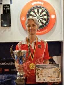 MIOVENI. Giulia Olteanu, polițist local - campioană națională la Darts! 1 campioana la darts