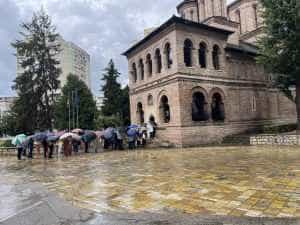 La Biserica “Sfântul Gheorghe” din Pitești. Coadă la icoana făcătoare de minuni 2 foto ancheta