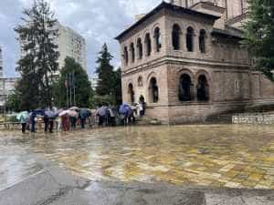La Biserica “Sfântul Gheorghe” din Pitești. Coadă la icoana făcătoare de minuni 1 Foto ancheta