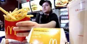 McDonald’s face angajări pentru noul restaurant din Pitești. Ce salarii oferă! 2 angajati mc donalds