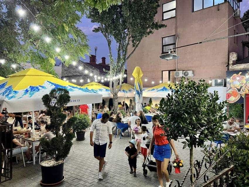 Restaurantul Casa Argeșeană angajează ospătar pentru terasă 2 casa argeseana terasa3