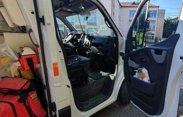 Ambulanță vandalizată