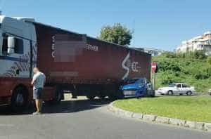 651bf4ef 9f55 4411 9a46 a96c580fc66c - Accident între un TIR și o mașină, în zona Bazinului Olimpic din Pitești