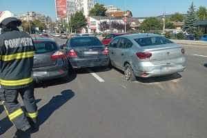 Carambol cu 3 masini - Accident în Pitești! Trei mașini implicate