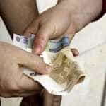 Doi polițiști din Dâmbovița au refuzat o mită de 50 de euro oferită de un șofer de autocamion. Ce s-a întâmplat? 15 mita - Doi polițiști din Dâmbovița au refuzat o mită de 50 de euro oferită de un șofer de autocamion. Ce s-a întâmplat?