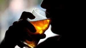 Un tânăr de 22 de ani a pornit o bătaie într-un local din Pitești! Arma folosită: un pahar 1 pahar - Un tânăr de 22 de ani a pornit o bătaie într-un local din Pitești! Arma folosită: un pahar