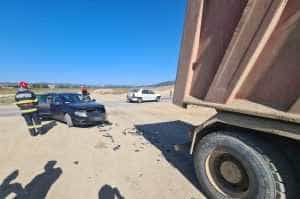 accident autobasculanta - Accident între o mașină și o autobascuantă, în Merișani! Două victime implicate!