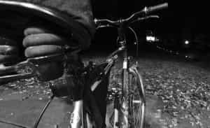 bicicleta noapte e1694412453777 - Tragedie în Galați! Un copil a murit după ce a căzut cu bicicleta, iar ghidonul i-a intrat în gât