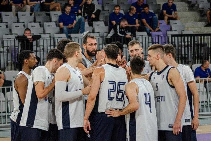 baschet alb violeti Sursă foto: Facebook Primăria Municipiului Pitești.