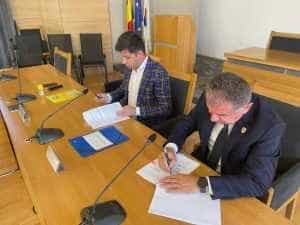 Pitești. A fost semnat proiectul de renovare energetică a clădirii primăriei 1 Sursă foto: Facebook Cristian Gentea.