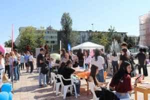 Târgul ONG-urilor pentru voluntariat. ”Să lucrăm împreună pentru o comunitate mai bună!" 1 Sursă foto: Facebook Primăria Municipiului Pitești.