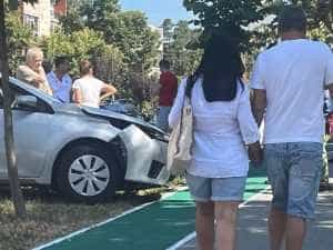 Accident între 2 mașini în Pitești! Una a zburat de pe șosea! 3 accident 1 - Accident între 2 mașini în Pitești! Una a zburat de pe șosea!
