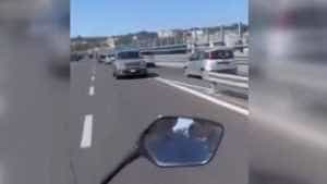 masina romani autostrada napoli - (VIDEO) O mașină plină cu români merge cu spatele, pe o autostradă din Napoli