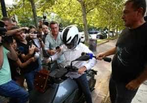 2023 09 14 - Tatăl lui Vlad Pascu a intrat cu scuterul într-un grup de jurnaliști, la ieșirea de la sediul DIICOT