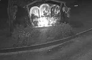 furt - (VIDEO) Doi adolescenți au furat ghivecele cu flori de la o troiță. S-au ales cu dosar penal