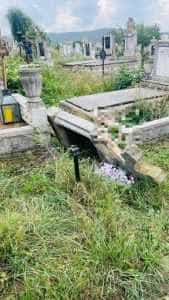 Și-a găsit sfârșitul într-un cimitir. O femeie a murit după ce o cruce a căzut peste ea 1 d61e07d63342a8fc4d07774c0c00a7f8 - Și-a găsit sfârșitul într-un cimitir. O femeie a murit după ce o cruce a căzut peste ea
