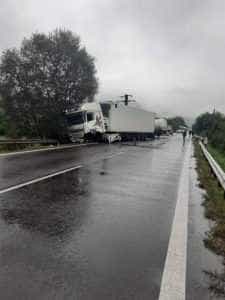 img 1 - Accident între o cisternă cu GPL și un TIR cu medicamente pe Valea Oltului!