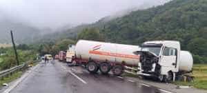 Accident între o cisternă cu GPL și un TIR cu medicamente pe Valea Oltului! 2 img - Accident între o cisternă cu GPL și un TIR cu medicamente pe Valea Oltului!
