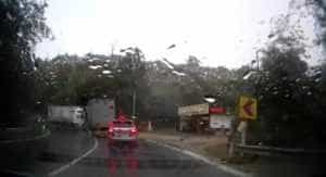 b419db8c 247e 416d b68b 3ceb7f5aa5d5 - (VIDEO) Impact frontal între două TIR-uri, la Cotmeana! Scurgeri de carburant pe carosabil