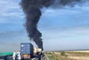 c2ca11e4 2b0d 4834 8068 9c93e3e5c080 - (VIDEO) Panică pe A2! Un TIR a luat foc