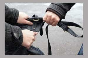 Ghinion pentru un hoț care a vrut să fure geanta unei argeșence. Reținut de polițiști! 1 furt geanta retinut