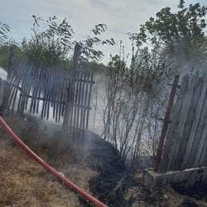 incendiu 1 - Un alt incendiu de vegetație a izbucnit în Buzoiești! Pompierii sunt în alertă!