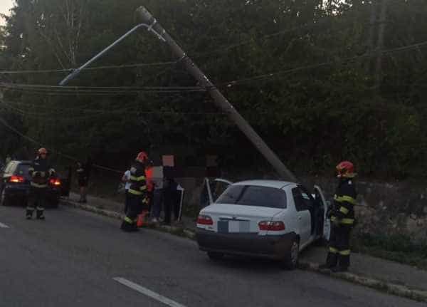 a intrat cu mașina în stâlp