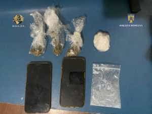 Sute de grame de droguri ridicate la Pitești! 7 persoane au fost arestate după percheziții! 1 perchezitii - Sute de grame de droguri ridicate la Pitești! 7 persoane au fost arestate după percheziții!