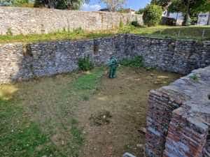 Curtea Bisericii Domnești în plin proces de curățare 1 la curtea de arges