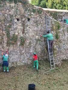 Curtea Bisericii Domnești în plin proces de curățare 2 la curtea de arges