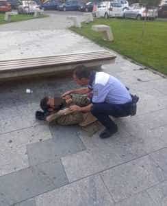 Bărbat căzut în stradă în centrul Piteștiului! Un polițist local i-a acordat primul ajutor 1 barbat cazut in strada