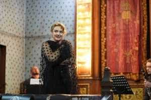 ”Cioburi de oglindă”, cu Maia Morgenstern, la Sinagoga din Pitești! 2 Sursă foto: Facebook Primăria Municipiului Pitești.