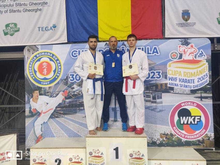 Sebastian Ene si doi karatisti Sursă foto: Facebook CS Dacia Mioveni