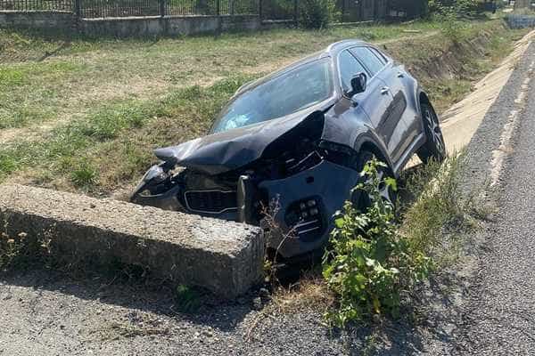 mașină intrată într-un cap de pod