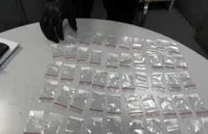 100 plicuri droguri - Adolescent prins în centrul Bucureștiului cu 100 de pliculețe ce conțineau un praf alb