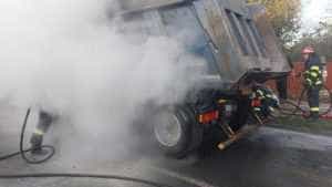 fabbde79 ce46 40fb 822e d22592ee1b49 - Incendiu la o basculantă, în Pitești!