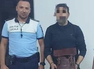Pitești: Rucsac uitat în taxi, în care se afla o sumă importantă de bani, recuperat de polițiștii locali 1 17949a56 e30c 4567 a024 12209db70707 - Pitești: Rucsac uitat în taxi, în care se afla o sumă importantă de bani, recuperat de polițiștii locali