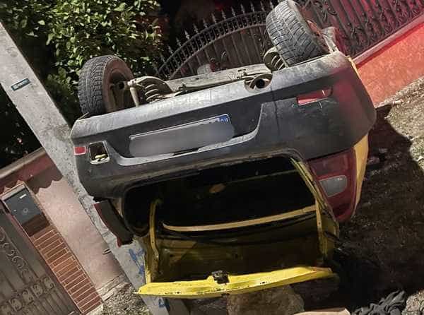 mașină răsturnată mașină răsturnată