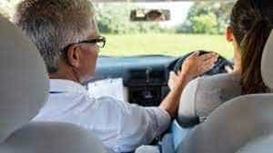 descarcare - Tânără de 18 ani, agresată și șantajată de instructorul cu care făcea școala de șoferi