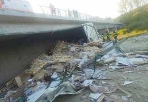 whatsapp image 2023 10 16 at 18 25 31 - Accident pe DN 7. Un TIR a căzut de pe pod, după ce a lovit o betonieră