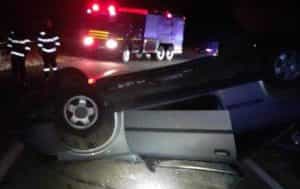 masina rasturnata e1697654816323 - ACUM! S-a răsturnat cu mașina pe șosea, în Stoenești!